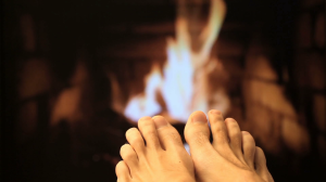 naked-legs-are-heated-by-a-fireplace_s8lmgfvux_thumbnail-full01[1]
